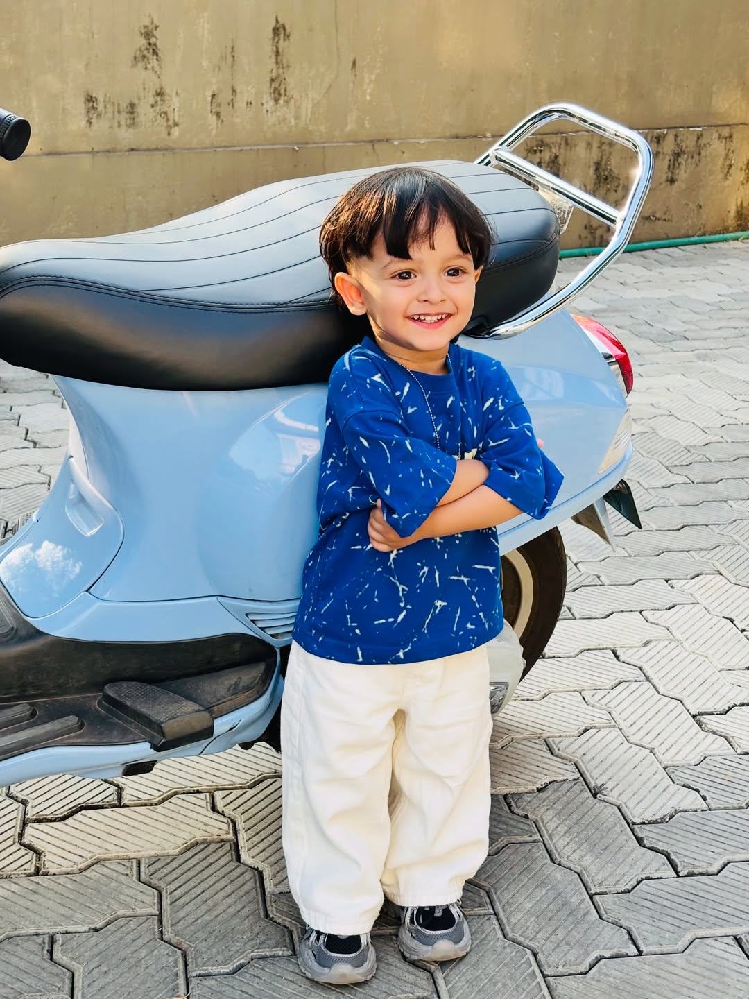 Cool Blue Tee & Classic White Pants Look
