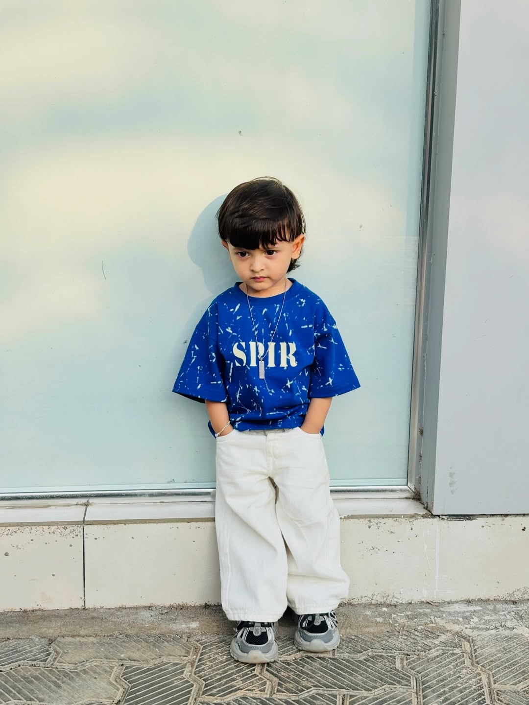 Cool Blue Tee & Classic White Pants Look