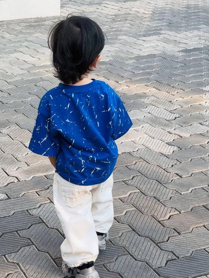 Cool Blue Tee & Classic White Pants Look